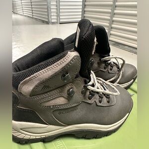 Columbia Women’s newton ridge light weight waterproof hiking boots